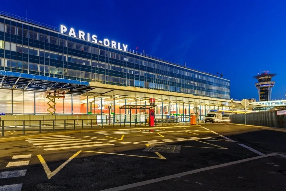Aéroport Paris-Orly, façade de nuit