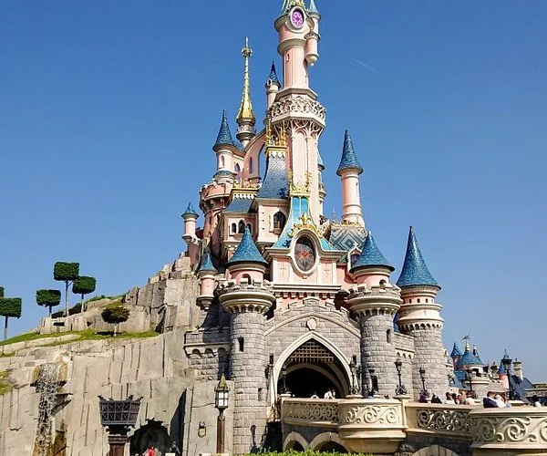 Disneyland Paris, château de jour