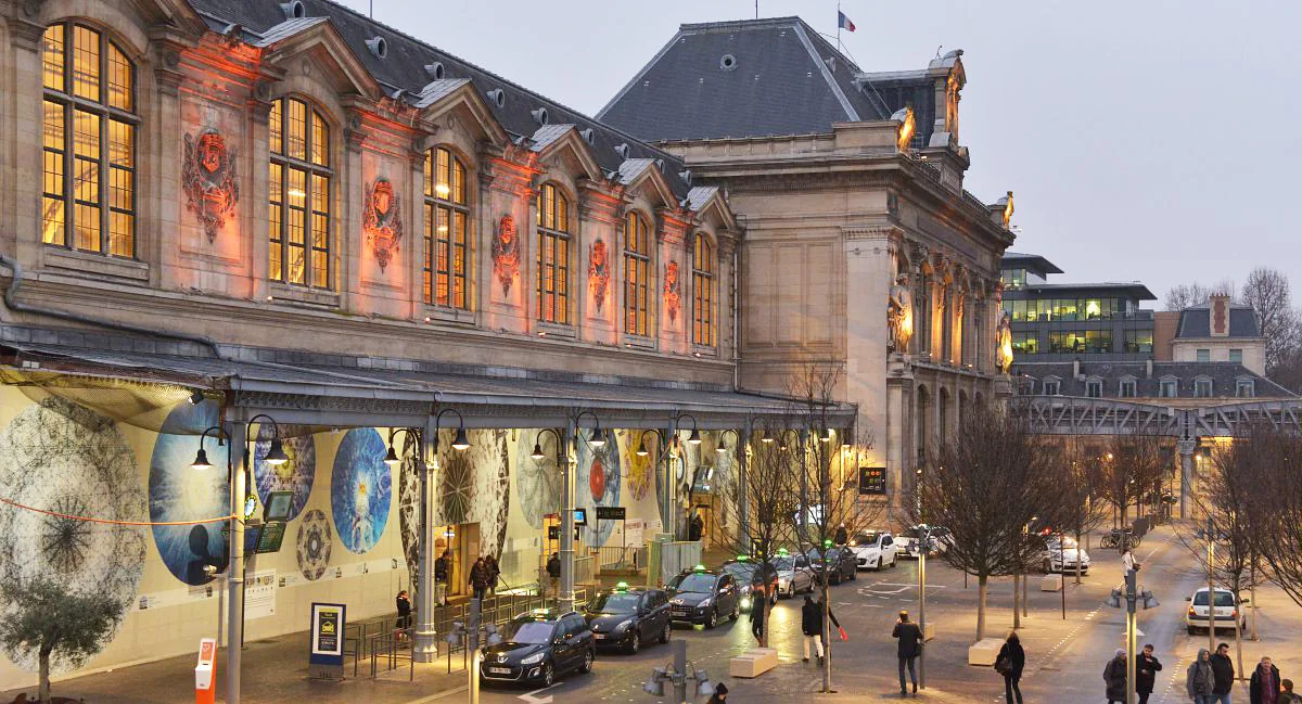Gare d'Austerlitz à Paris, façade en soirée