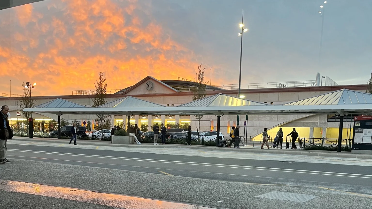 Gare Marne-la-Vallée Chessy au coucher du soleil