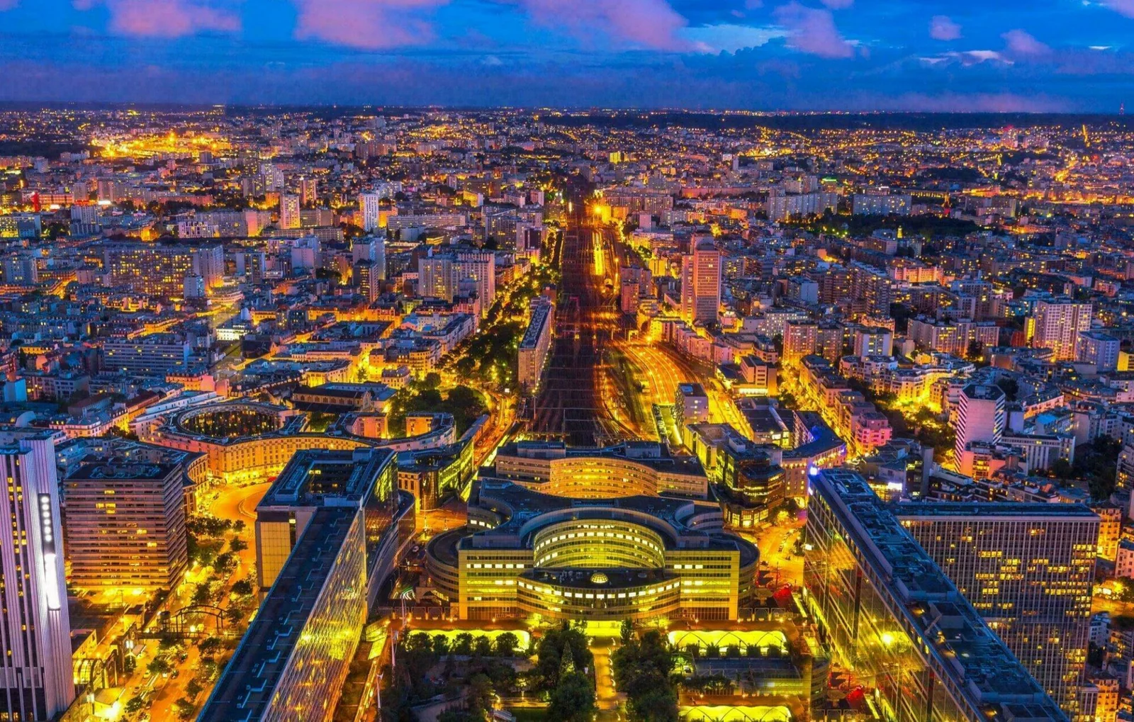 Gare Montparnasse et quartier de Paris, vue aérienne nocturne