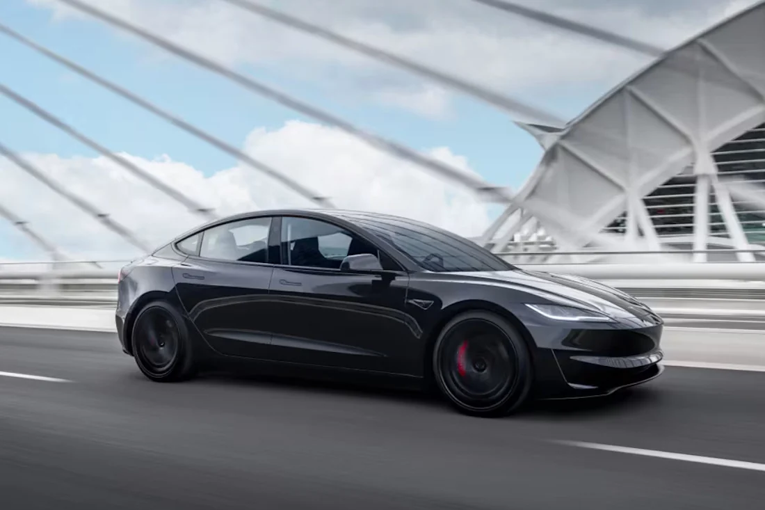 Tesla Model 3 noire MK Ride, vue latérale